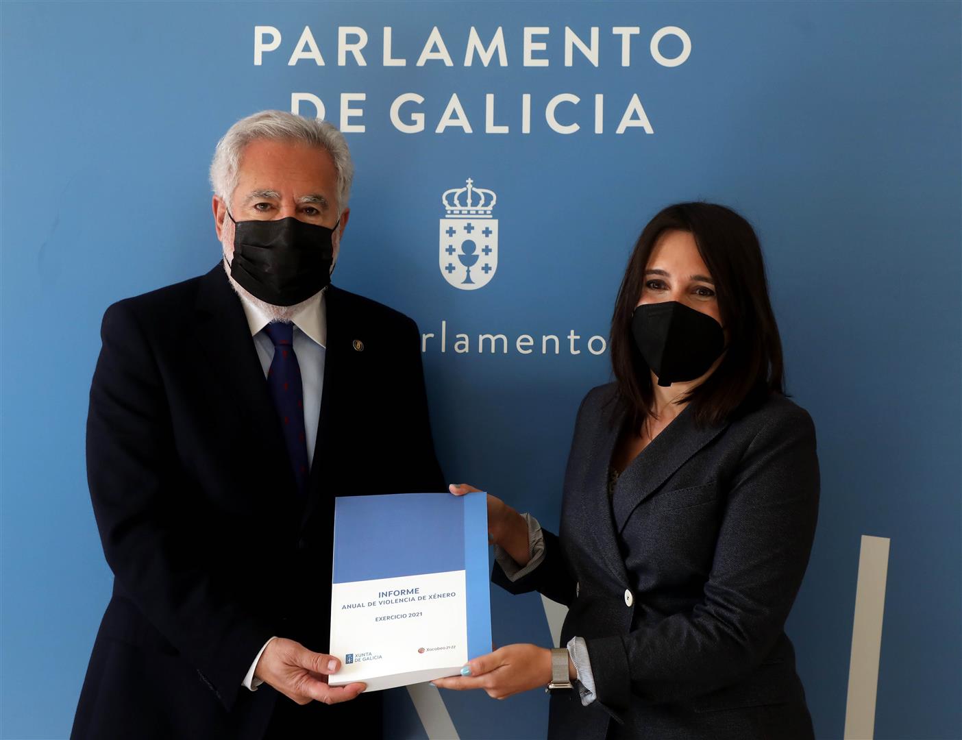 Foto da noticia:A conselleira de Emprego e Igualdade entrega ao presidente do Parlamento o Informe sobre violencia de xénero de 2021